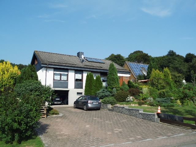 Schönes gepflegtes Einfamilienhaus mit großem Grundstück, Terrasse, Panoramablick und vielen Extras - Vorderansicht/Zufahrt